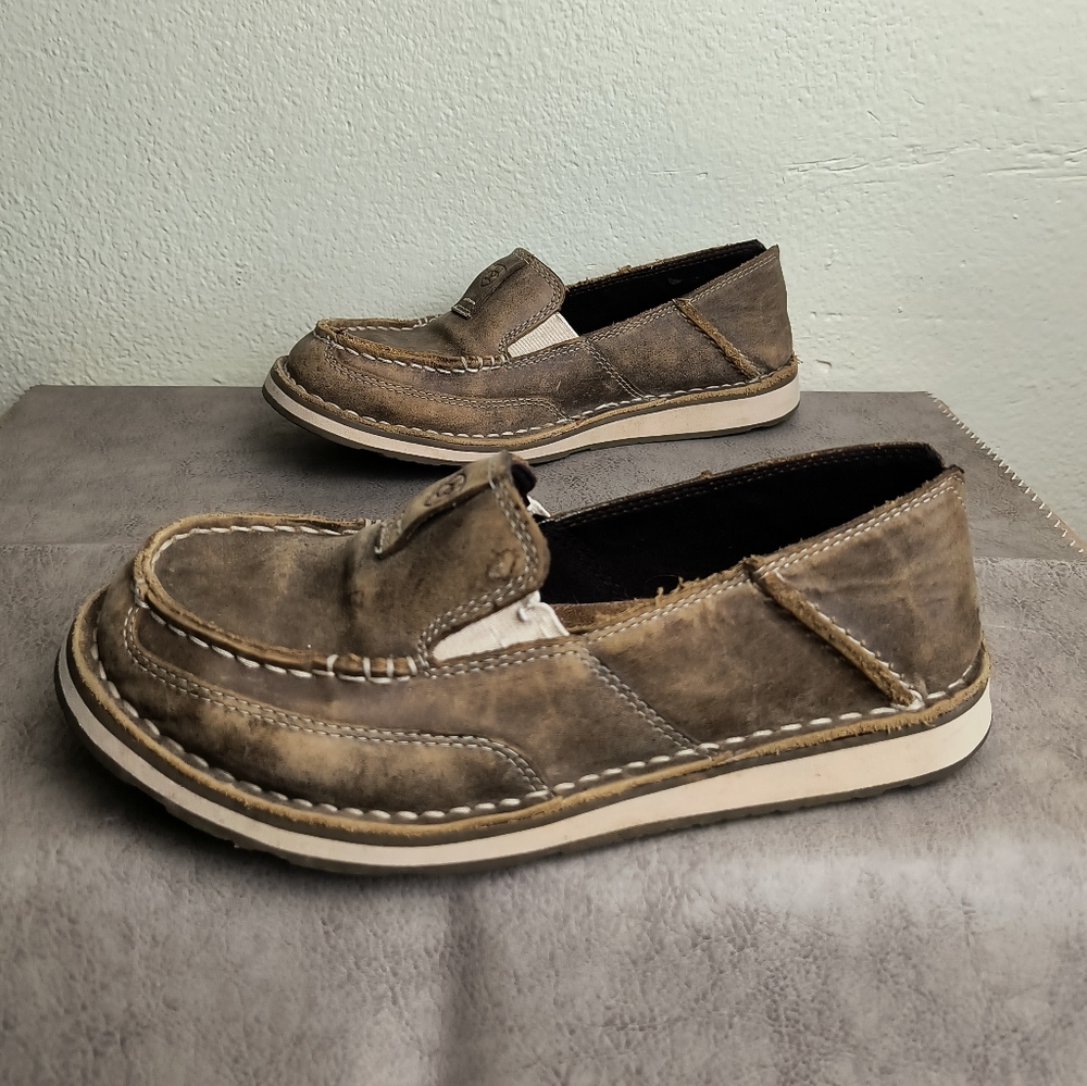 ARIAT Women's 6B Cruiser Bomber genuine distressed leather slip on moc toe